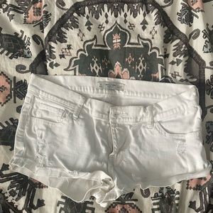 LOW RISE WHITE DENIM SHORTS